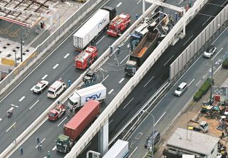 首都高5号池袋線で3人死亡　トラックや乗用車7台絡む事故、数台炎上　埼玉・戸田