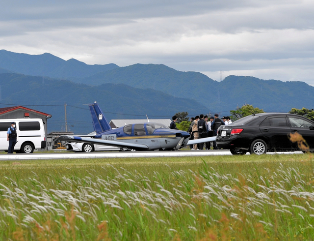 小型プロペラ機が福井空港で胴体着陸、操縦の80代男性にけがなし