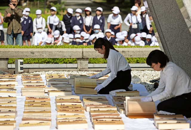 原爆死没者名簿１２６冊の「風通し」　広島・平和記念公園