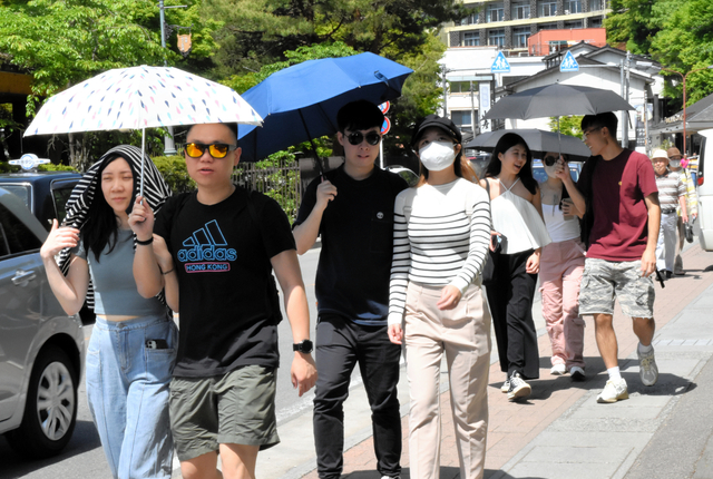 訪日客増の山梨県富士河口湖町、26年にも宿泊税導入へ　富士吉田も