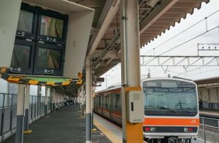 車掌、思い込みで非常停止せず　吉川駅で男性転落死、ＪＲ東日本