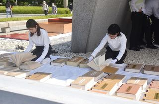 原爆死没者名簿「風通し」＝１２５冊、３３万９０００人分―広島