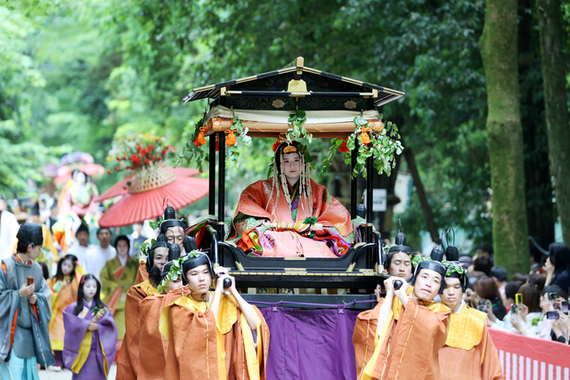 平安時代の装いで、500人が練り歩く　京都三大祭りの一つ「葵祭」