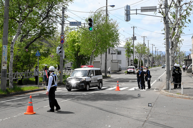 横断歩道を渡っていた小学生が車にはねられ死亡 児童側は青信号か