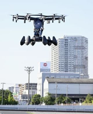 空飛ぶクルマ、都内で初飛行　操縦士乗せ高度10m、観客拍手