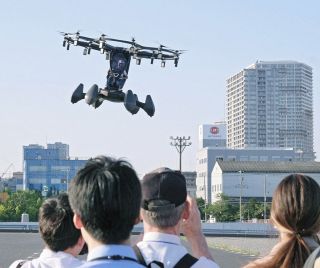 人を乗せた「空飛ぶクルマ」が都心を初飛行　高度10メートルまで飛び上がり10分間　実用化は未定