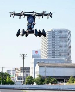 空飛ぶクルマ、都内で初飛行　操縦士乗せ高度１０ｍ、観客拍手