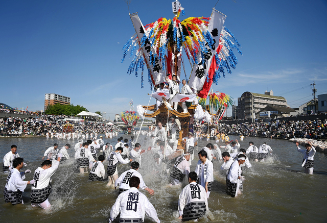 水しぶきと気勢をあげて　筑豊に初夏の訪れ告げる「川渡り神幸祭」