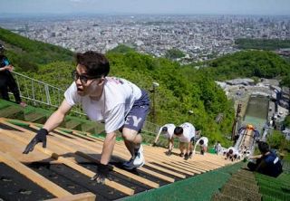 １６００人が斜度３７度に挑戦　札幌・大倉山ジャンプ台