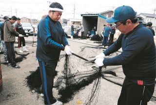 漁網裁断バイト「生活のため」　海岸隆起…出漁できない輪島の漁師　避難先でリサイクルに汗