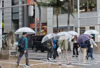 沖縄と奄美が梅雨入り　今年初、平年より遅め