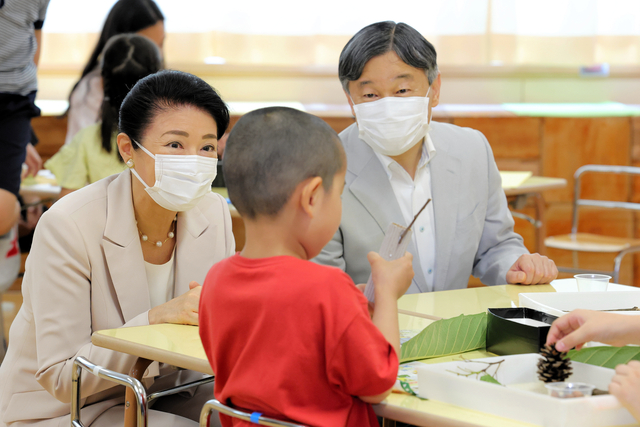 両陛下が幼稚園を訪問　小学生の優しいサポート「楽しい気持ちに」