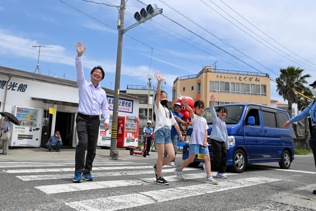 島にひとつの信号機、1年に1日だけの青　子どもの安全見守り30年