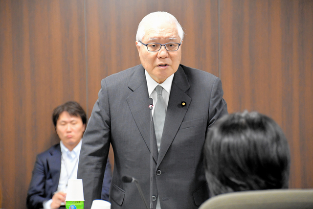 悪質ホストクラブ「性的搾取の構造、問題」　被害女性ら厚労相と面会