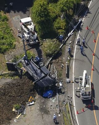 ダンプカー電柱衝突し横転、群馬　みなかみの国道17号、1人死亡