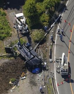 ダンプカー電柱衝突し横転、群馬　みなかみの国道１７号、１人死亡