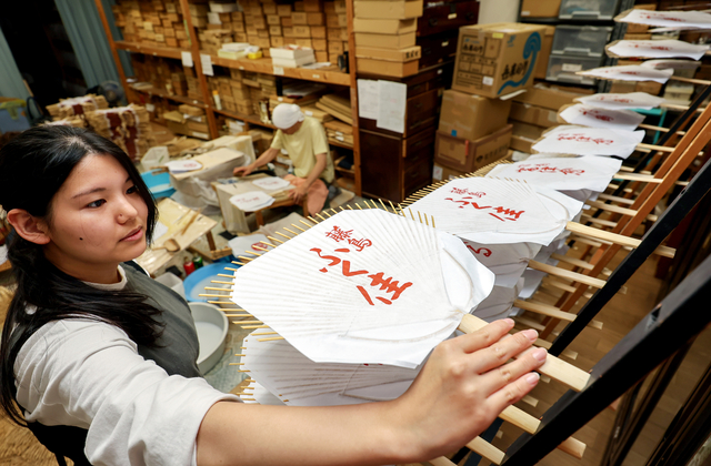 「京丸うちわ」制作追い込み　名前入りで芸舞妓が夏のあいさつに配る