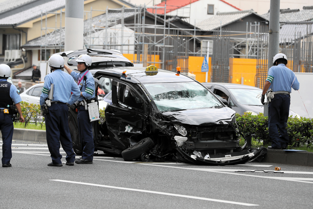 京都市内で100メートル以上タクシー逆走、車6台の事故　3人けが