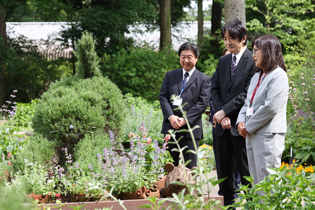 秋篠宮さまが水戸市植物公園を視察　自らスマホで撮影も