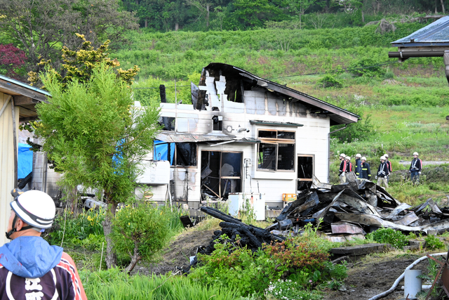 5人暮らしの住宅で火災、焼け跡から4人の遺体　山形県大江町