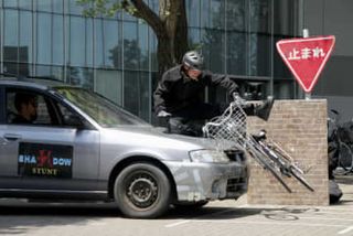 自転車事故実演し安全啓発　日体大キャンパスで、警視庁