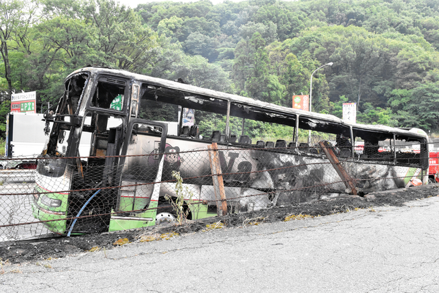 レッカー車牽引中の大型バス炎上　けが人なし、兵庫の姫路バイパス