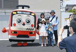 京急「けいきゅん」と撮影人気　川崎大師10年に1度の大開帳で盛り上がる大師線周辺でタウントレック