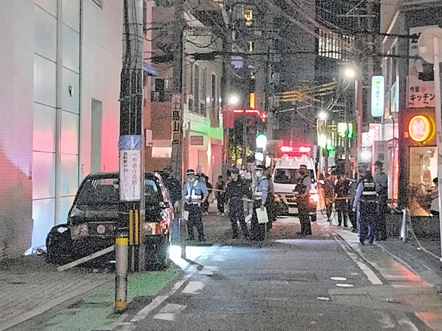 タクシーが歩行者らはねる　電柱に衝突し停止　3人軽いけが　福岡