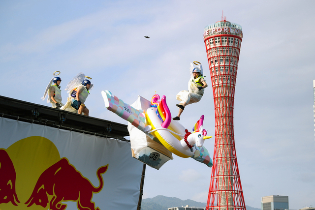 秋田のなまはげ、神戸の空を飛ぶ　9年ぶりレッドブル・フライトデイ