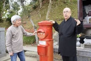 岩手の漂流ポスト、寺に移設し継続　亡くなった人へ手紙、初代管理人バトン渡す