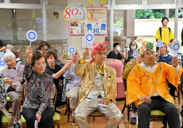 山川豊さん、「豊川豊」に扮しリハビリ体操　豊川市の老人ホーム