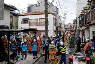 住宅火災で男女２人死傷、東京　足立区、いずれも７０代住人か