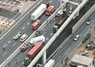 トラック運転手「点呼？僕の会社もやってない」　首都高3人死亡事故、背景には業界のギリギリな実態が