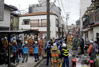 住宅火災で男女2人死傷、東京　足立区、いずれも70代住人か