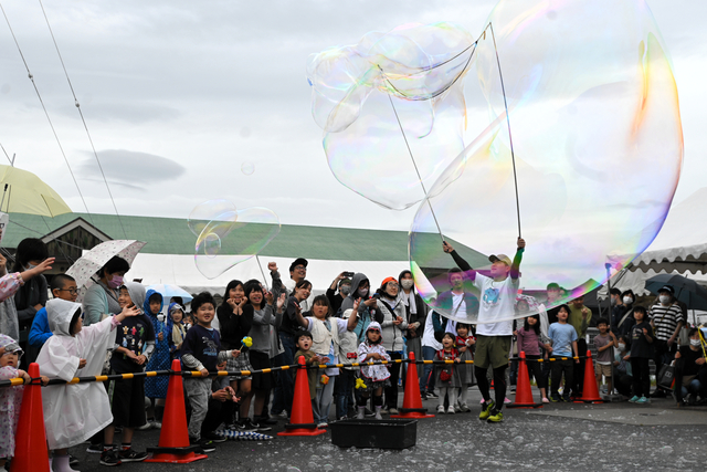 空見上げればみんな笑顔　会社員は週末「シャボン玉おじさん」になる