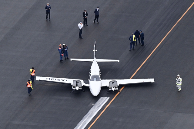 神戸空港の滑走路に小型機が胴体着陸　けが人なし、離着陸の訓練中か