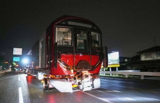 近鉄の新型車両、１０月デビュー　２４年ぶり、搬出作業を公開