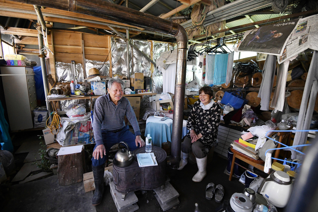 能登地震5カ月、70代夫婦の車庫暮らし「こんな年でこんな目に…」