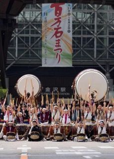 初夏の金沢で百万石行列　「能登を応援」横断幕も