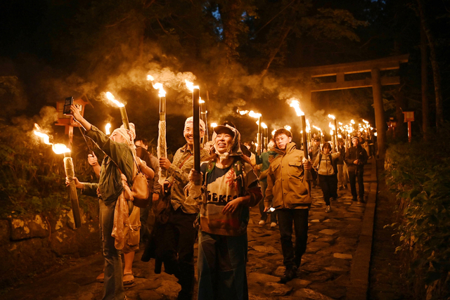 山の安全祈る神炎の帯　鳥取・大山で夏山開き前夜祭「たいまつ行列」