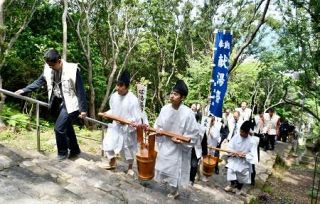 和歌山・白浜温泉で献湯祭　１００人練り歩き「一番湯」奉納