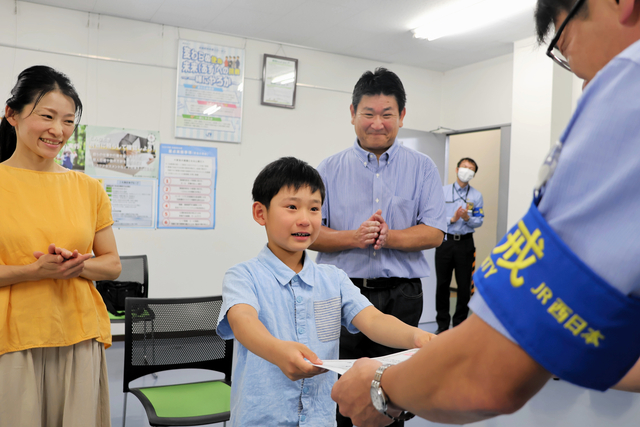 電車とホームの隙間に友人が転落　ピンチ救った9歳に感謝状