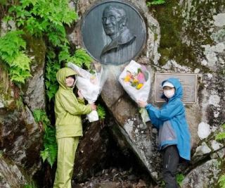 雨の長野・上高地に歌声響く　夏山告げるウェストン祭