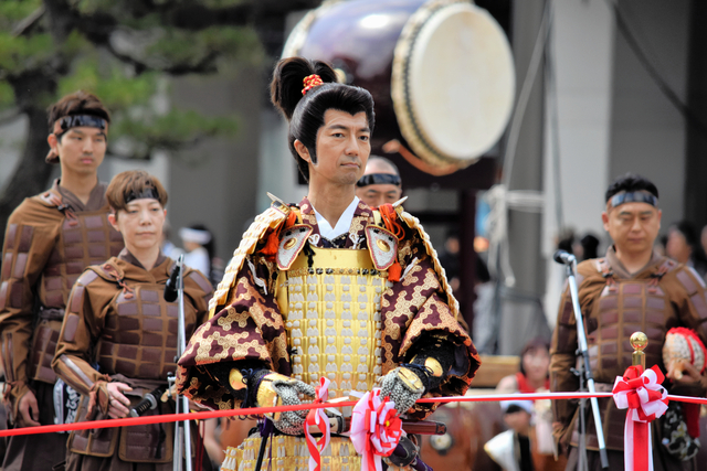 仲村トオルさん、金沢を練り歩く　百万石行列、被災地応援の横断幕も