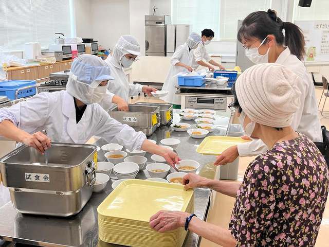 サボテンコロッケの味は…学校の給食味わって！調理場で試食イベント