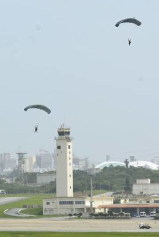 嘉手納基地「負担軽減に逆行」　騒音悪化、降下訓練も常態化