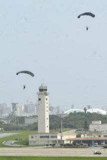 嘉手納基地「負担軽減に逆行」　騒音悪化、降下訓練も常態化