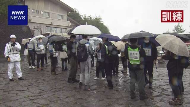 富士山 夏山シーズン前に避難訓練 外国人観光客も参加 山梨