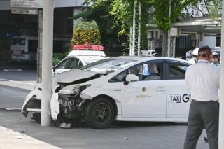 歩道にタクシー突っ込む　ＪＲ千葉駅前、数人けがか