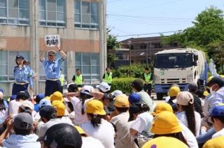 交通事故の仕組み児童学ぶ、愛知　死角の位置確認、小学校で教室